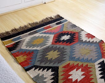 Alfombra Kilim de yute y lana tejida a mano: diseño tradicional indio