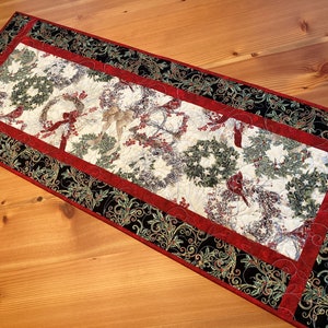 Christmas Cardinals Holly Red Quilted Tischläufer