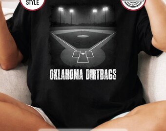 OKLAHOMA Baseball Field PNG Nocny projekt stadionu na turniej baseballowy Softball Moms Graficzna podróż Ball Mama Estetyczne ciemne pole