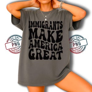 Peut inclure: Un t-shirt gris avec le texte noir "IMMIGRANTS MAKE AMERICA GREAT" dans une police rétro. Le t-shirt a des manches courtes et une coupe ample. L'image comprend également un graphique "300 DPI PNG".