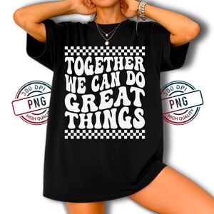 Może przedstawiać: Czarny t-shirt z białym napisem "TOGETHER WE CAN DO GREAT THINGS", obramowanym wzorem szachownicy. Koszulka jest w stylu casual.