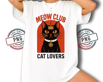 以下が含まれることがあります： オレンジ色のアーチの中に黒猫のグラフィックが描かれた白いTシャツ。「MEOW CLUB」の文字が猫の上に、「CAT LOVERS」が下にあります。猫は首輪をしており、頭には小さなデバイスが付いています。