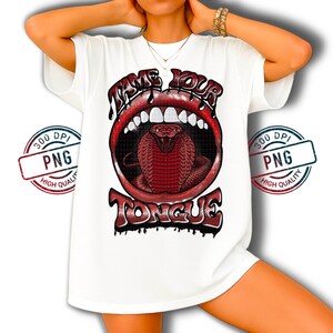 Könnte beinhalten: Weißes T-Shirt mit einem roten Grafikdesign eines offenen Mundes, einer Kobra und den Worten "Tame Your Tongue". Das Design ist mittig auf dem T-Shirt platziert, mit einem tropfenden Schrifteffekt.