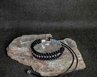 Pulsera trenzada de cordón de nailon negro con cuentas plateadas