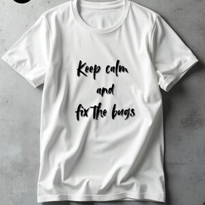 Peut inclure: T-shirt blanc à col rond avec l'inscription "Keep calm and fix the bugs" en noir. Le t-shirt à manches courtes présente un design simple, adapté au port quotidien. Un petit logo circulaire est visible en haut à gauche.
