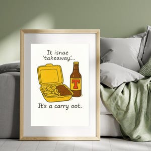 Peut inclure: Impression encadrée avec une illustration de dessin animé d'un récipient à emporter jaune avec des frites et une galette de viande, et une bouteille de bière brune avec un logo "T" rouge. Le texte dit "It isnae 'takeaway'... It's a carry oot."