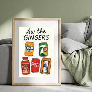 Könnte beinhalten: Ein gerahmter Druck mit sechs Getränkedosen und -flaschen. Der Text "Aw the GINGERS" steht oben. Das Bild zeigt Fanta Orange, 7 Up, Red Kola, Coca-Cola und Irn-Bru. Der Hintergrund ist weiß.