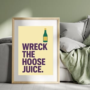 Può includere: Un poster incorniciato con la scritta "WRECK THE HOOSE JUICE" in lettere viola su sfondo giallo chiaro. In alto c'è una bottiglia verde con un'etichetta gialla. La cornice è marrone chiaro.