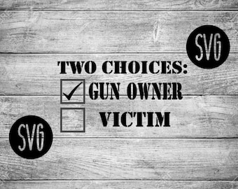 Puede incluir: Diseño gráfico en blanco y negro sobre un fondo de madera. El gráfico dice "DOS OPCIONES: PROPIETARIO DE ARMAS" con una marca de verificación en la casilla junto a él. La segunda opción es "VÍCTIMA" con una casilla vacía junto a ella. El gráfico está etiquetado como "SVG" en dos lugares.
