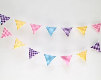 gingham pattern, 16 flags, 4 different colors, blue, violet, rose and yellow