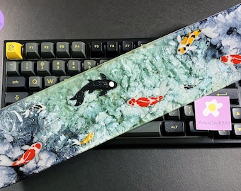 Reposamuñecas de resina con forma de pez koi, base gris verdosa clara, compatible con teclado personalizado