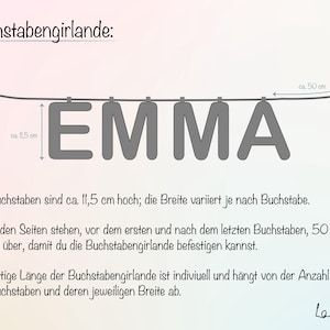 Puede incluir: Una guirnalda gris que deletrea "EMMA", con cada letra de aproximadamente 11,5 cm de alto. La guirnalda incluye un cord&oacute;n a cada lado, cada uno de aproximadamente 50 cm. El texto "Buchstabengirlande" est&aacute; en la parte superior.