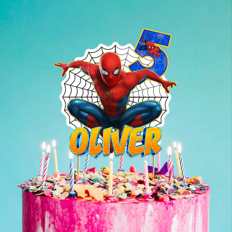 Może przedstawiać: R&oacute;żowy tort urodzinowy z kolorową posypką i zapalonymi świeczkami. Ozdoba na tort Spider-Man przedstawia superbohatera w czerwono-niebieskim kostiumie, z imieniem "Oliver" i cyfrą 5.