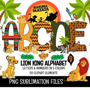 Puede incluir: Un diseño colorido del alfabeto del Rey León con las letras A, B, C, D y E, con varios personajes del Rey León y la frase "Hakuna Matata". El diseño incluye el texto "Lion King Alphabet" y "PNG Sublimation Files".