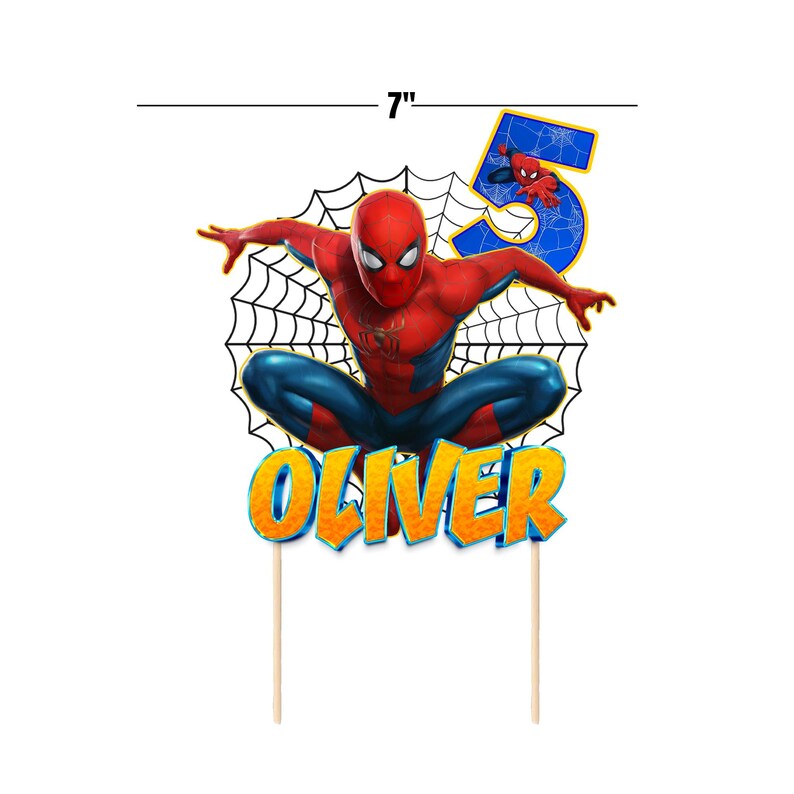 Może przedstawiać: Topper na ciasto z motywem Spidermana. Projekt przedstawia Spidermana w dynamicznej pozie, cyfrę 5 oraz imię "Oliver" w pomarańczowych i ż&oacute;łtych literach. Topper ma szerokość około 17.78 cm.