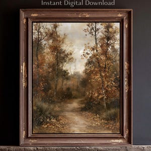 Puede incluir: Una impresión de arte mural rectangular en un marco de madera marrón desgastado que presenta una pintura al óleo de un sendero forestal en otoño. La escena muestra árboles altos con follaje dorado y marrón bordeando un camino de tierra con hojas caídas.