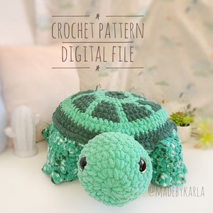 Könnte beinhalten: Häkelanleitung für ein grünes Amigurumi-Schildkrötenspielzeug. Das Muster ist als digitaler Download erhältlich. Das fertige Spielzeug ist eine süße und kuschelige Schildkröte mit einer grünen Schale und einem braunen Kopf.