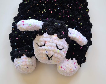 Sleepy Sheep Pyjama Bag CrochetPattern, een amigurumi-patroon voor een pyjama met boerderijdieren