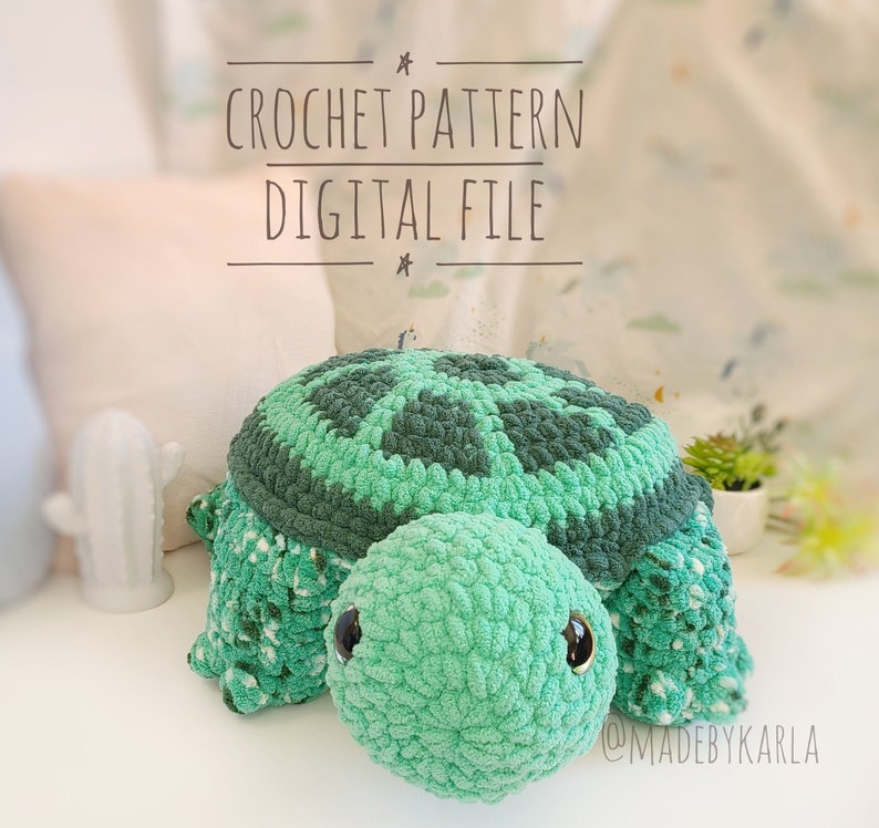 Op de afbeelding: Haakpatroon voor een groen amigurumi-schildpad speelgoed. Het patroon is beschikbaar als digitale download. Het afgewerkte speelgoed is een schattige en knuffelige schildpad met een groene schild en een bruin hoofd.