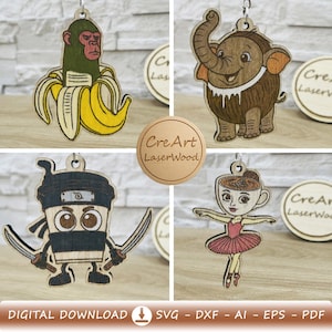 Può includere: Una collezione di portachiavi in legno con disegni stravaganti. Include una scimmia con una banana, un elefante, una tazza di caffè ninja con spade e una tazza di caffè ballerina. I portachiavi sono tagliati al laser e hanno un anello di metallo argentato. È visibile anche il testo "Cre Art LaserWood".