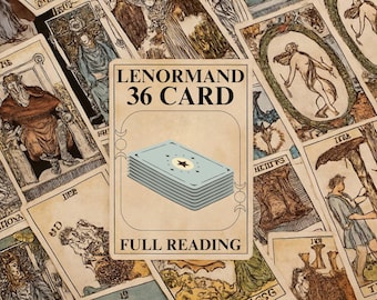 Peut inclure: Un jeu de 36 cartes Lenormand pour une lecture complète, avec une pile de cartes bleu clair avec un motif d'étoile. Les cartes sont entourées d'autres cartes de tarot avec des illustrations de style vintage.