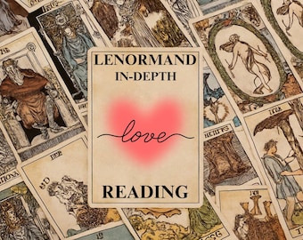 Può includere: Un insieme di carte dei tarocchi in stile vintage, con una carta centrale che mostra "Lenormand In-Depth Love Reading". La carta centrale presenta un cuore rosa e la parola "love" in corsivo.