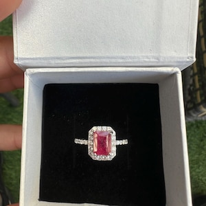 Anillo de eternidad con rubí natural en baguette de oro de 14 quilates: regalo de aniversario. Anillo de rubí en oro macizo de 14 quilates, delicado anillo apilable, anillo de rubí birmano para ella.