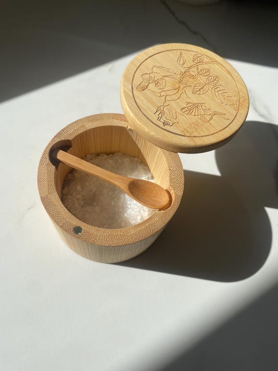 Salzstreuer aus Bambus mit Lffel | Graviertes Rosenelement | Salzbehlter  mit magnetischem Drehverschluss | Kchenaufbewahrung fr Gewrze, Kruter,  Zucker - Etsy.de