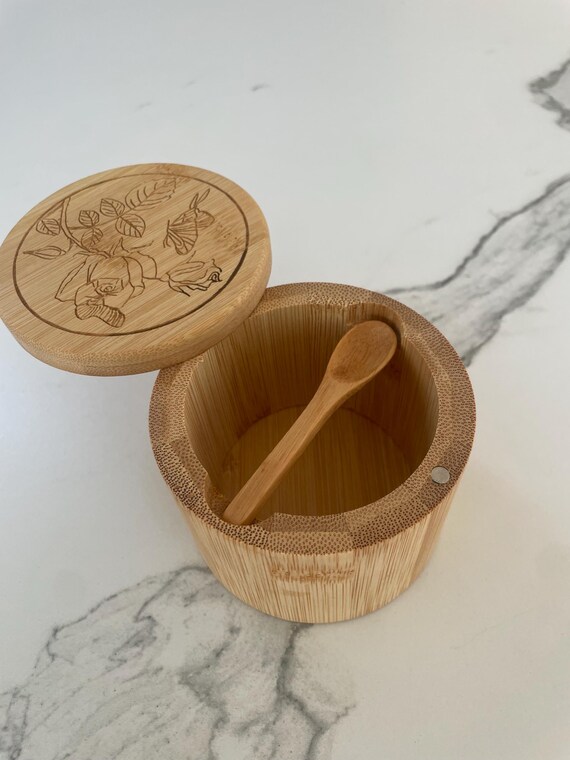 Salzstreuer aus Bambus mit Lffel | Graviertes Rosenelement | Salzbehlter  mit magnetischem Drehverschluss | Kchenaufbewahrung fr Gewrze, Kruter,  Zucker - Etsy.de