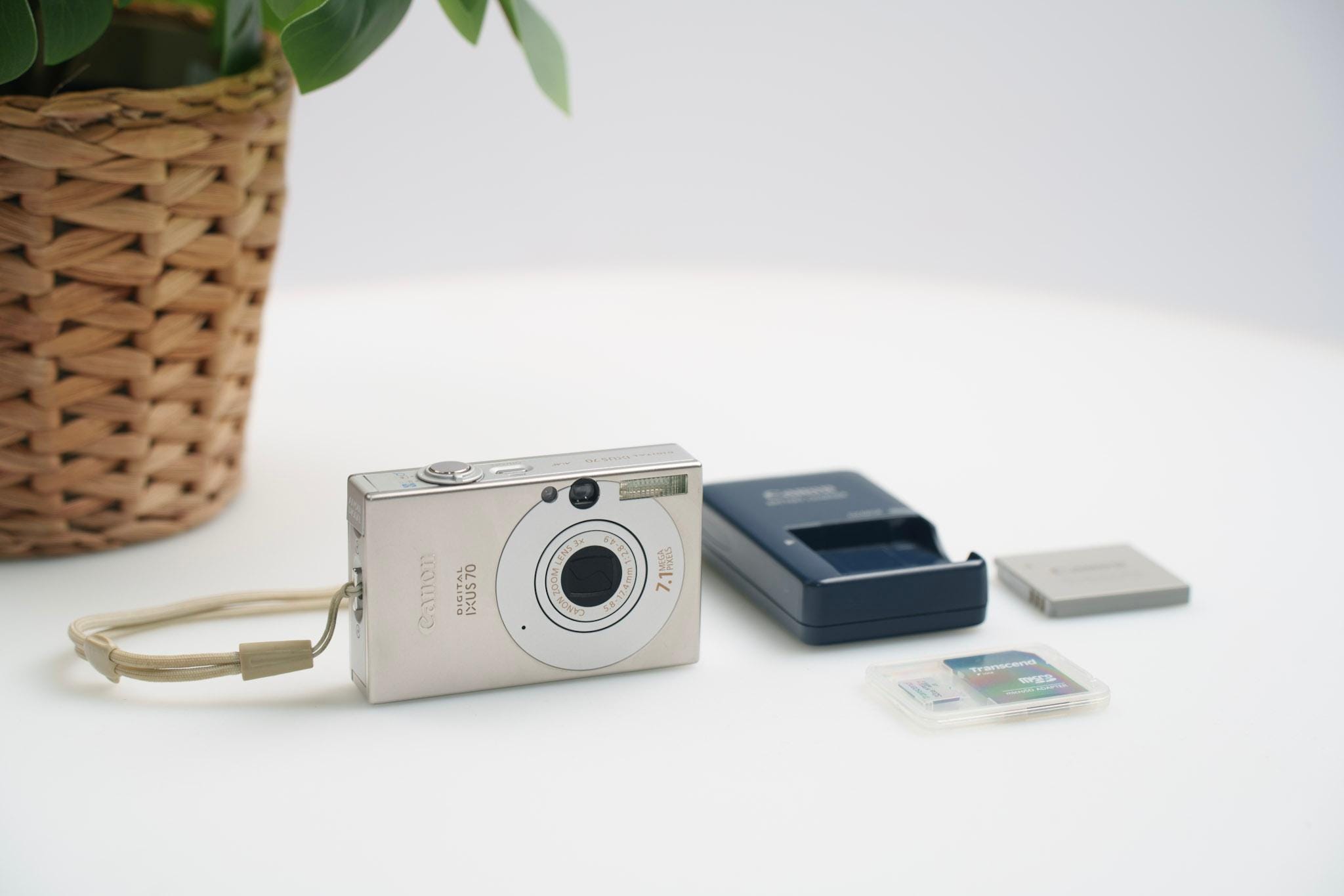 Canon IXUS 70 コンパクトデジタルカメラ Canon IXUS 70 Digital Camera - Silver (7.1MP, 3x Optical