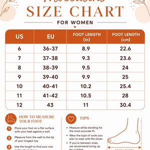 Pu&ograve; includere: Una tabella delle taglie per mocassini in bianco e arancione con il testo Moccasins SIZE CHART FOR WOMEN. La tabella elenca le taglie USA e UE insieme alla lunghezza del piede in pollici e centimetri. Include istruzioni su come misurare il piede.