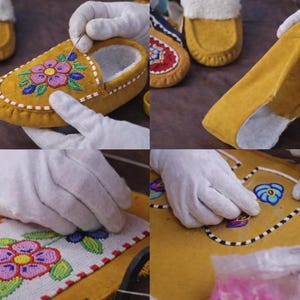 Pu&ograve; includere: Mocassini in camoscio giallo senape con fodera in pelliccia sintetica bianca e intricati motivi floreali realizzati con perline nei colori rosa, blu e verde. La calzatura &egrave; mostrata durante la lavorazione con cuciture e perline visibili.