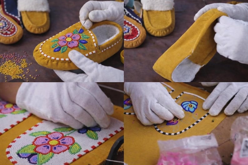 Pu&ograve; includere: Mocassini in camoscio giallo senape con fodera in pelliccia sintetica bianca e intricati motivi floreali realizzati con perline nei colori rosa, blu e verde. La calzatura &egrave; mostrata durante la lavorazione con cuciture e perline visibili.