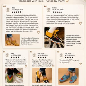Pu&ograve; includere: Una grafica di recensioni dei clienti intitolata Few of Many Happy Customers che presenta cinque testimonianze per mocassini in camoscio fatti a mano. L'immagine mostra vari stili di calzature in pelle con perline, inclusi modelli gialli, neri e blu.