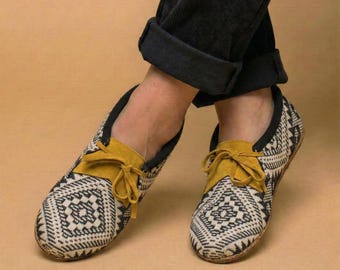 Handgemaakte mocassins van leer en jacquardstof voor dames. Geschikt voor buiten.