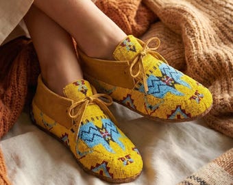 Handgemaakte gele leren mocassins met kralen, suède veterschoenen, western boho-schoenen