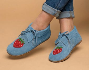 Mocasines de ante hechos a mano. Elegantes y modernos zapatos de cuero con cuentas para mujer.