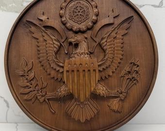 木製のアメリカの鷲、アメリカの国章、鷲の描かれたアメリカの国旗