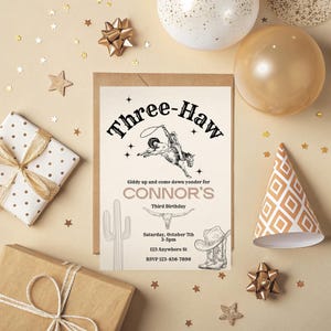 Könnte beinhalten: Eine Geburtstagseinladung im Cowboy-Stil mit dem Text "Three-Haw" und den Details für Connors dritten Geburtstag. Das Design umfasst Illustrationen eines Cowboys, eines Kaktus und Cowboy-Stiefeln. Der Hintergrund umfasst Geschenke, Luftballons und sternförmige Konfetti.