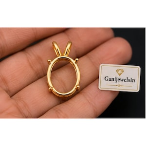 Peut inclure: Un serti de pendentif ovale doré doté de quatre griffes et d'une bélière supérieure pour une chaîne de collier. À côté du serti se trouve une petite étiquette rectangulaire blanche avec une icône de diamant et le texte GaniJewelsIn.