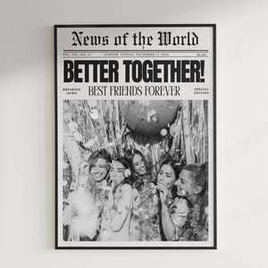 Puede incluir: Impresión en blanco y negro enmarcada de una página de periódico. El titular dice "BETTER TOGETHER! BEST FRIENDS FOREVER." La imagen muestra un grupo de personas sonriendo. El periódico se titula "News of the World."