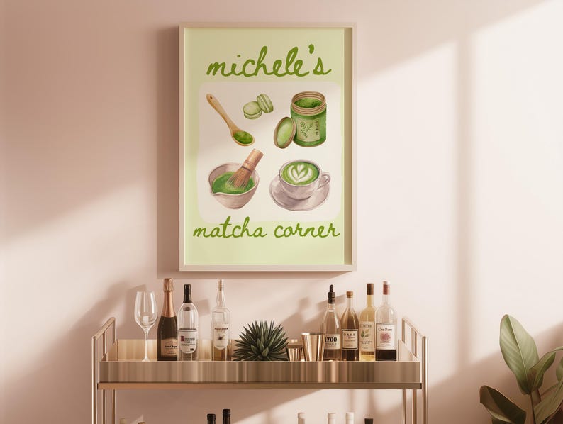 Peut inclure: Une affiche encadr&eacute;e intitul&eacute;e "Michele's Matcha Corner" avec des illustrations &agrave; l'aquarelle de la pr&eacute;paration du th&eacute; matcha. L'&oelig;uvre comprend une cuill&egrave;re en bois, un fouet, un bol, une tasse et un pot de poudre de matcha, le tout dans des tons verts.