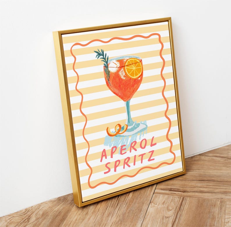 K&ouml;nnte beinhalten: Gerahmter Kunstdruck mit einer Illustration eines Aperol Spritz Cocktails. Das Getr&auml;nk ist in einem hohen Glas mit einer Orangenscheibe und Rosmarinzweig. Der Hintergrund hat gelbe und wei&szlig;e Streifen, darunter steht der Text "APEROL SPRITZ".