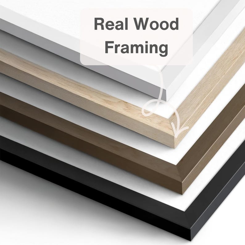 Peut inclure: Gros plan sur une pile de cadres en bois v&eacute;ritable de diff&eacute;rentes couleurs. Les cadres comprennent le blanc, le bois naturel, le marron et le noir. Le texte "Real Wood Framing" est superpos&eacute;.