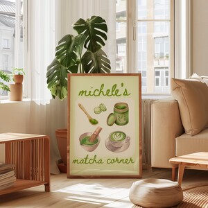 Peut inclure: Une affiche encadr&eacute;e sur fond vert clair pr&eacute;sente des illustrations sur le th&egrave;me du matcha. Le texte "michele's matcha corner" est affich&eacute; en vert. Les illustrations comprennent une cuill&egrave;re, des macarons, un pot, un bol avec un fouet et une tasse de matcha.