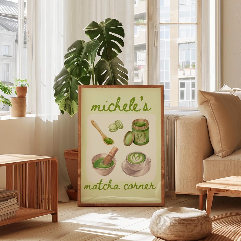 Peut inclure: Une affiche encadr&eacute;e sur fond vert clair pr&eacute;sente des illustrations sur le th&egrave;me du matcha. Le texte "michele's matcha corner" est affich&eacute; en vert. Les illustrations comprennent une cuill&egrave;re, des macarons, un pot, un bol avec un fouet et une tasse de matcha.