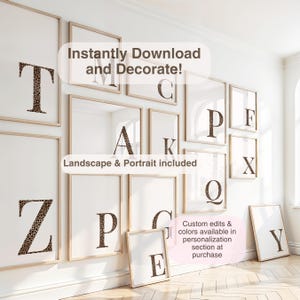 Puede incluir: Una colección de impresiones artísticas enmarcadas con letras individuales con estampado de leopardo. Las impresiones están dispuestas en una pared blanca, con el texto "Instantly Download and Decorate!" y "Landscape & Portrait included".