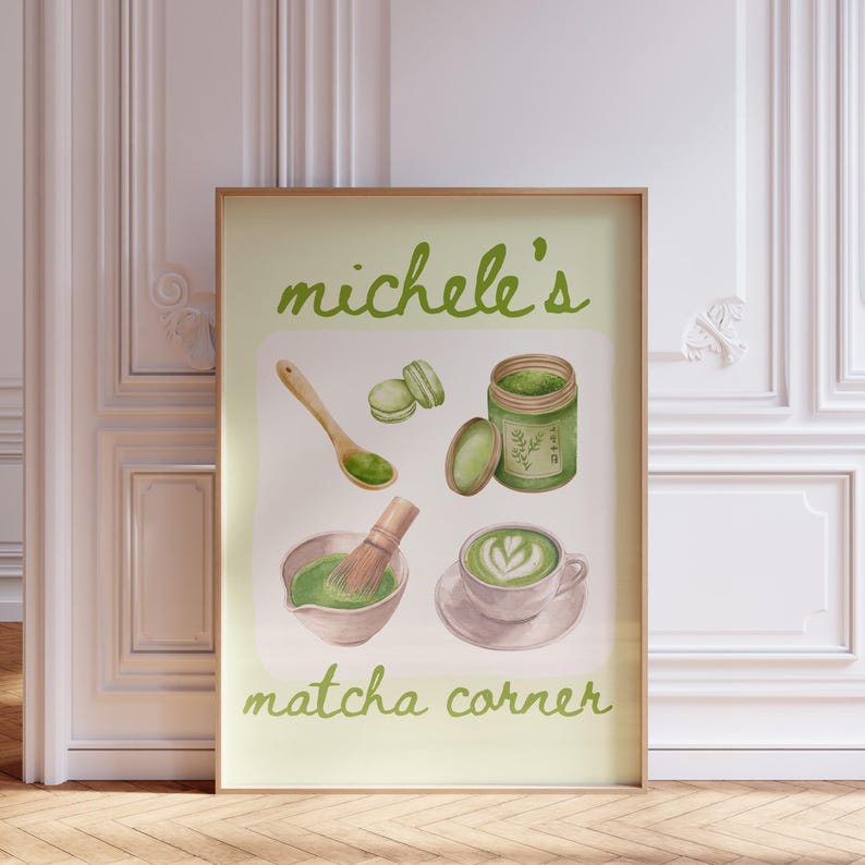 Peut inclure: Une affiche encadr&eacute;e avec des illustrations sur le th&egrave;me du matcha. L'affiche comprend une cuill&egrave;re en bois, des macarons, un pot de matcha, un fouet, un bol de matcha et une tasse de latte au matcha. Le texte "Michele's matcha corner" est &eacute;crit en vert.