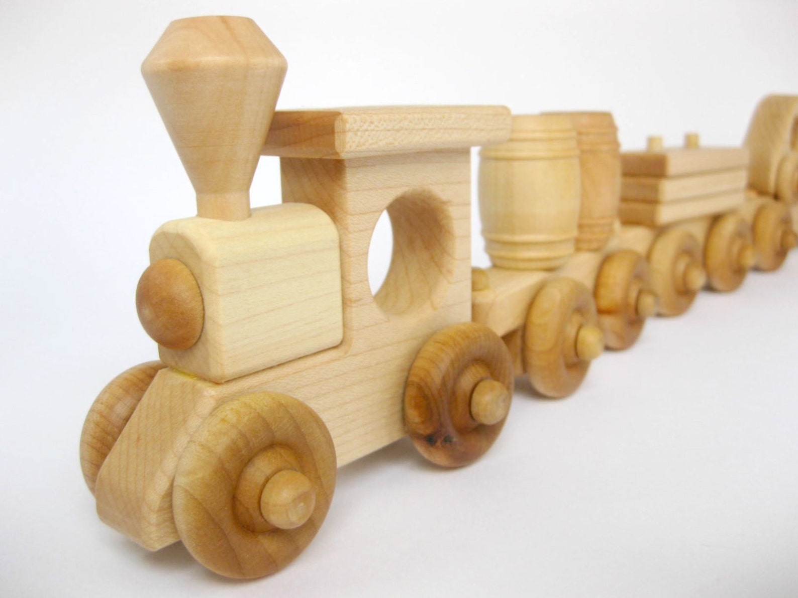 Какие игрушки из дерева. Деревянные игрушки. Игрушки из древесины. Деревянные изделия для детей. Детские деревянные игрушки.
