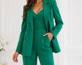 Conjunto de noiva branco de 3 peças com colete, blazer e calça social. Modelo minimalista para casamento civil no cartório.